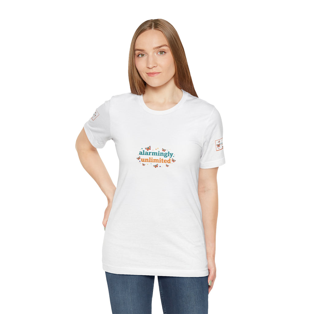 T-shirt Alarmingy Unlimited — Maglietta Grafica con Farfalla e Bruco Stravaganti
