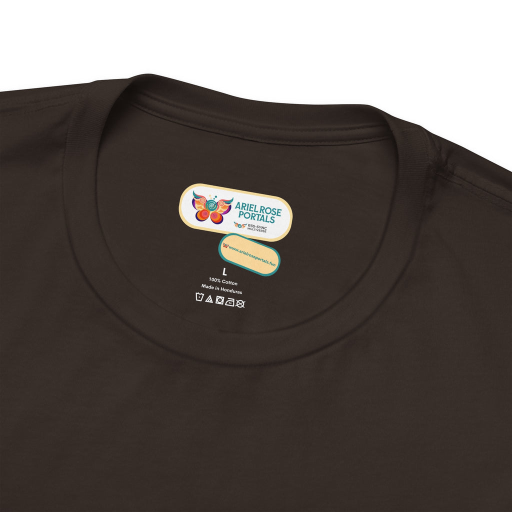 T-shirt Alarmingy Unlimited — Maglietta Grafica con Farfalla e Bruco Stravaganti