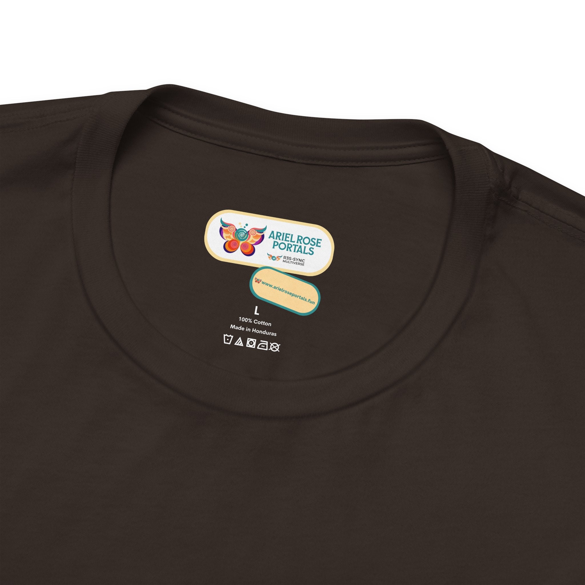 T-shirt Alarmingy Unlimited — Maglietta Grafica con Farfalla e Bruco Stravaganti
