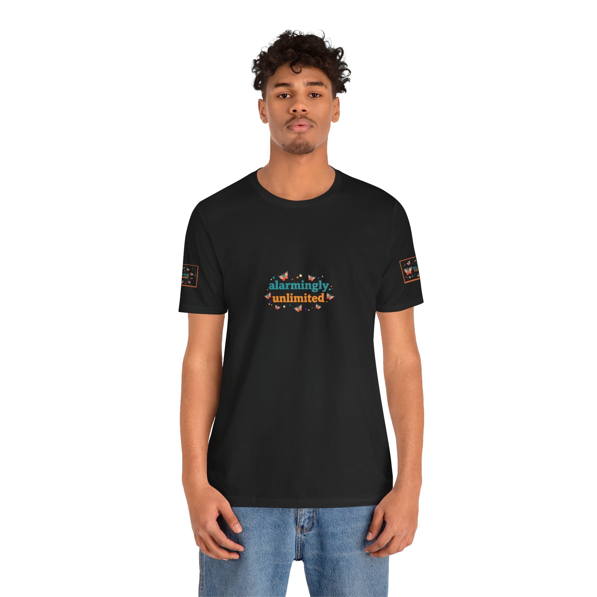 T-shirt Alarmingy Unlimited — Maglietta Grafica con Farfalla e Bruco Stravaganti