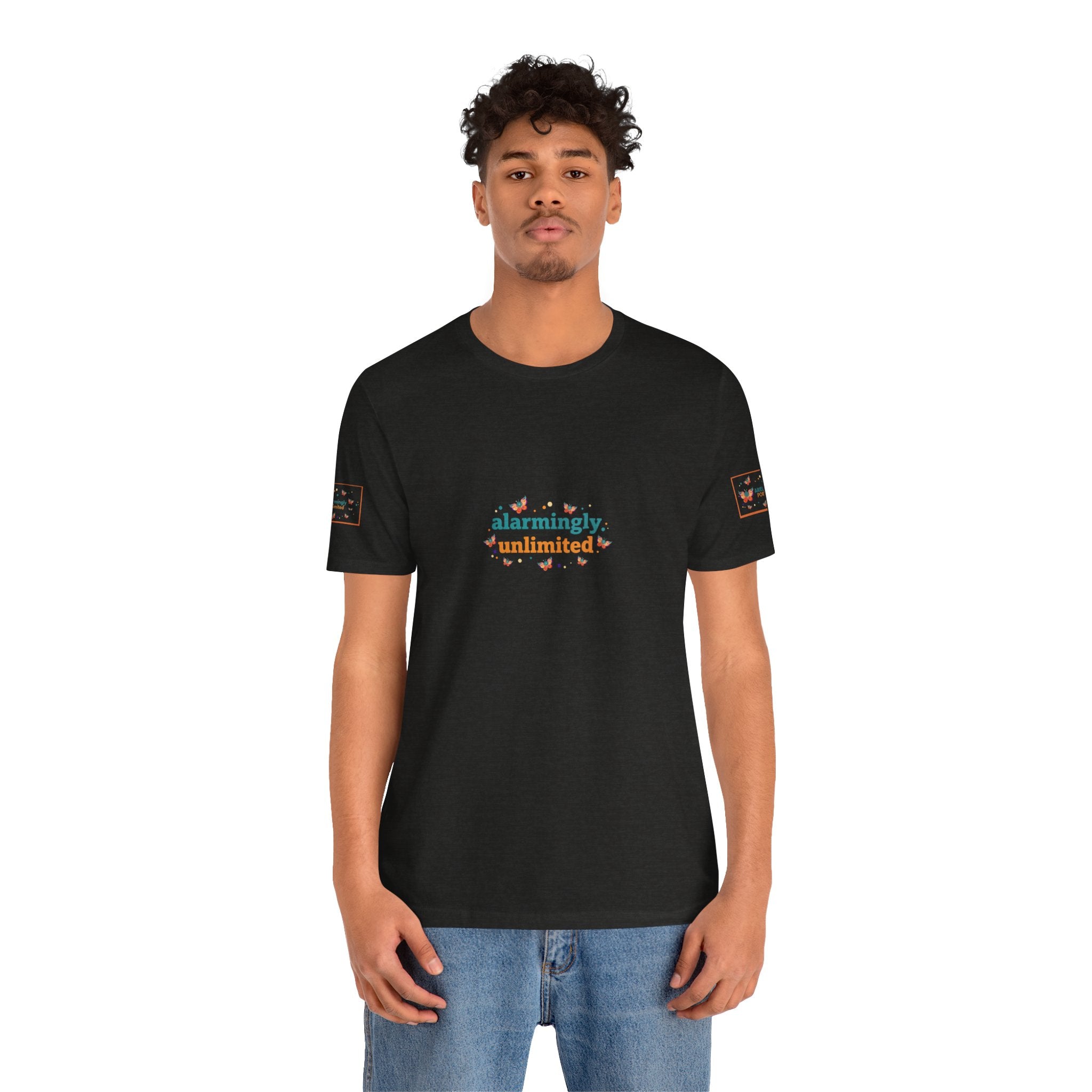 T-shirt Alarmingy Unlimited — Maglietta Grafica con Farfalla e Bruco Stravaganti