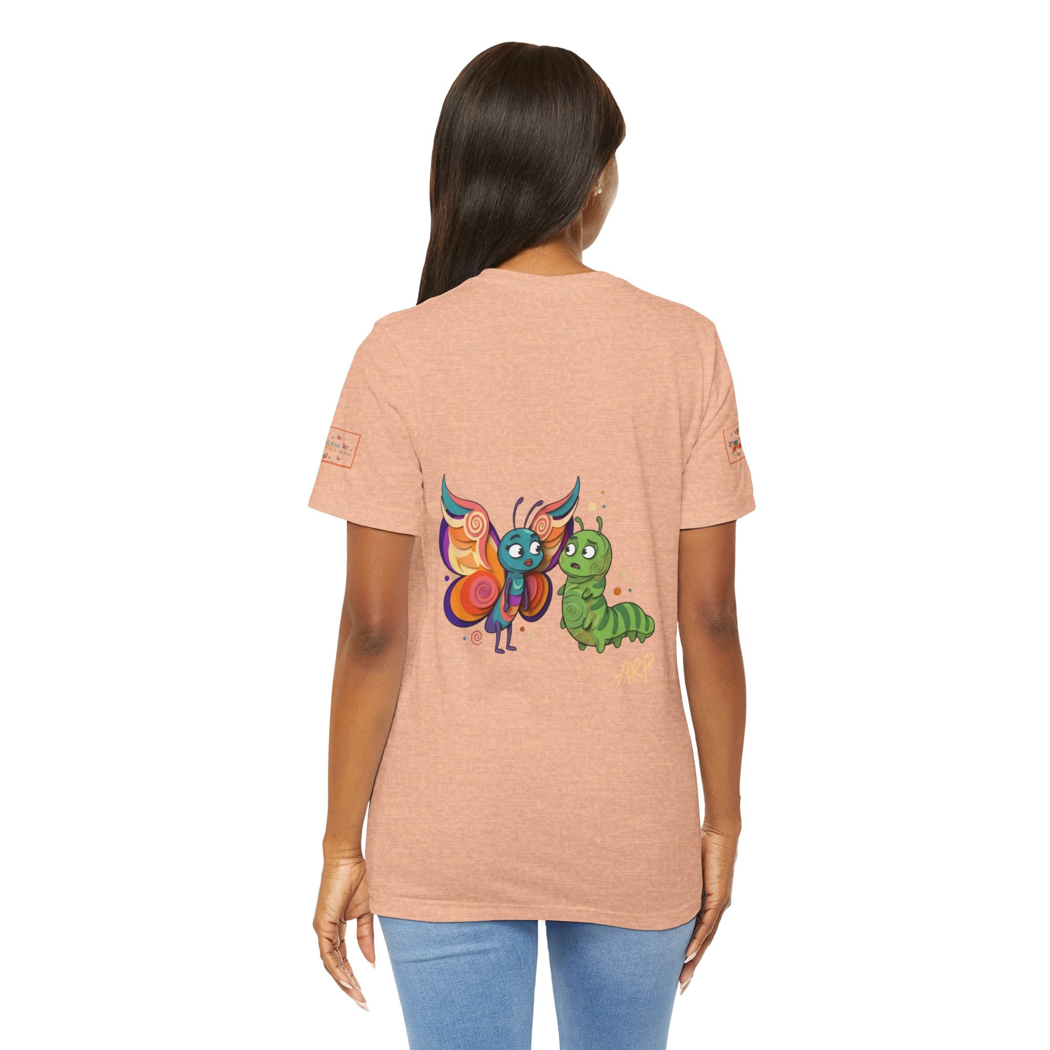 T-shirt Alarmingy Unlimited — Maglietta Grafica con Farfalla e Bruco Stravaganti