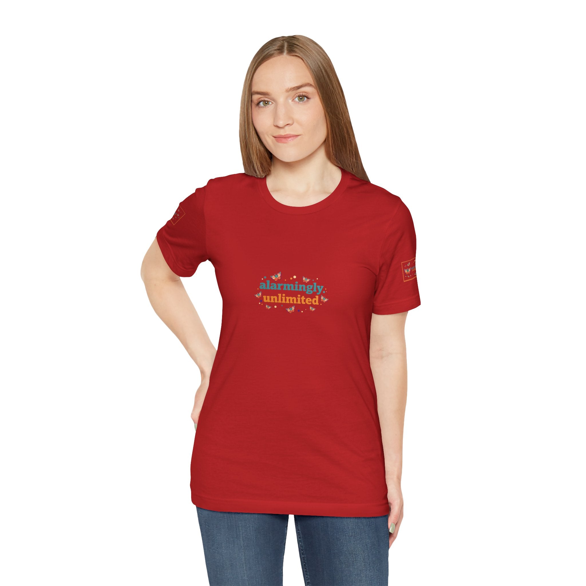 T-shirt Alarmingy Unlimited — Maglietta Grafica con Farfalla e Bruco Stravaganti