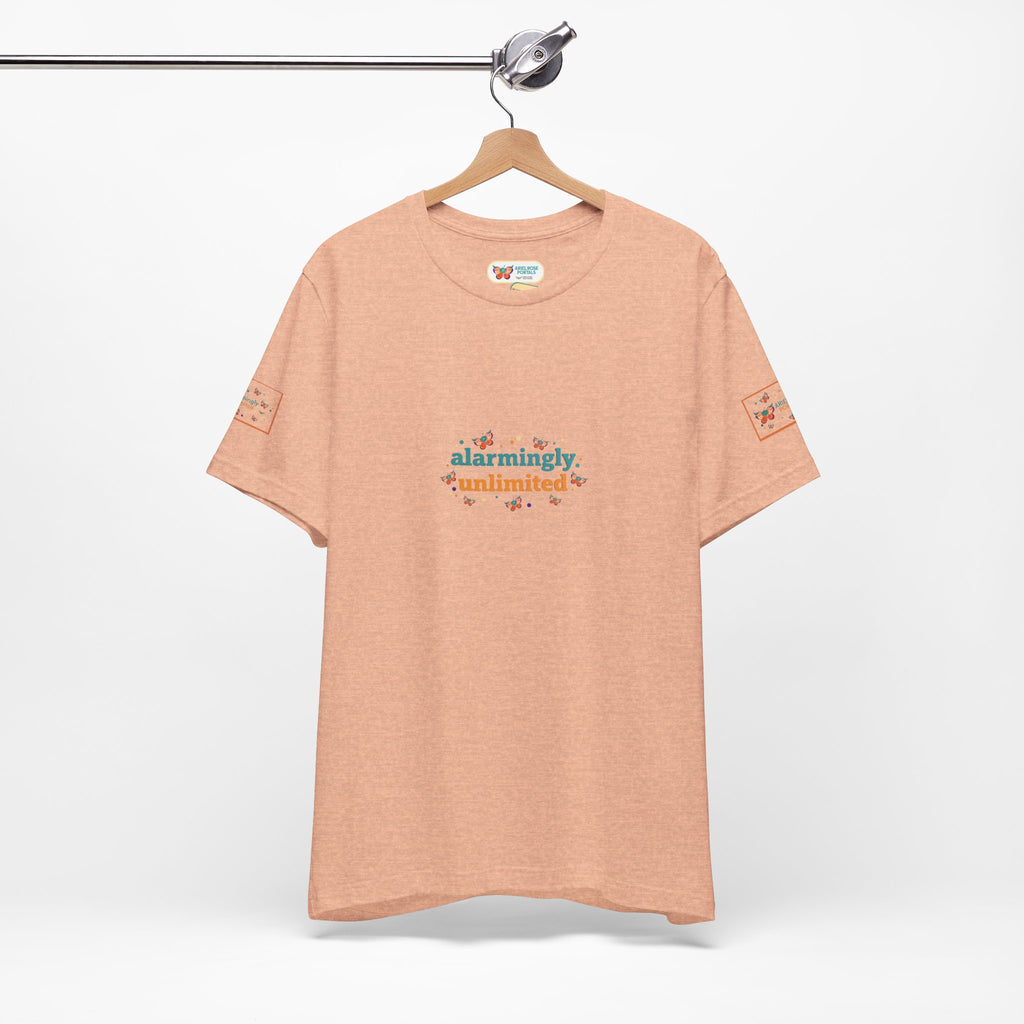 T-shirt Alarmingy Unlimited — Maglietta Grafica con Farfalla e Bruco Stravaganti