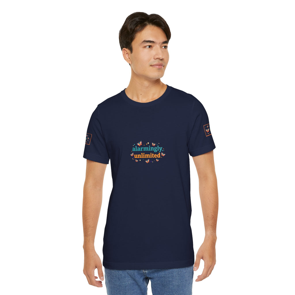 T-shirt Alarmingy Unlimited — Maglietta Grafica con Farfalla e Bruco Stravaganti