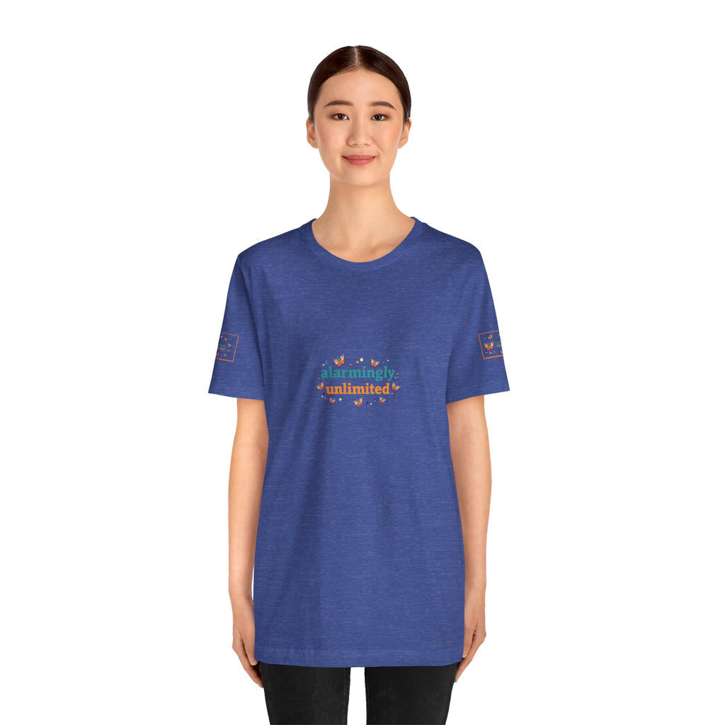 T-shirt Alarmingy Unlimited — Maglietta Grafica con Farfalla e Bruco Stravaganti