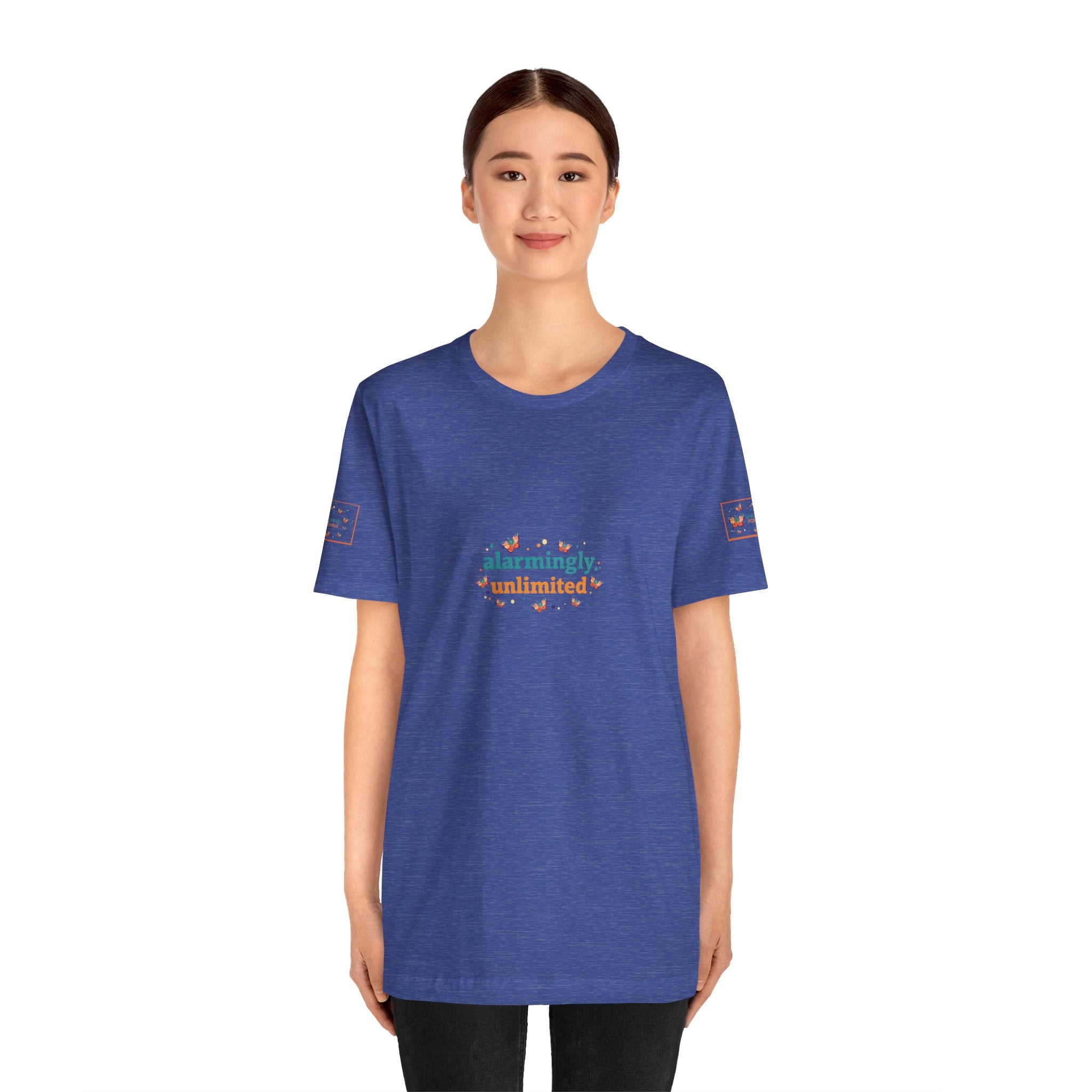 T-shirt Alarmingy Unlimited — Maglietta Grafica con Farfalla e Bruco Stravaganti