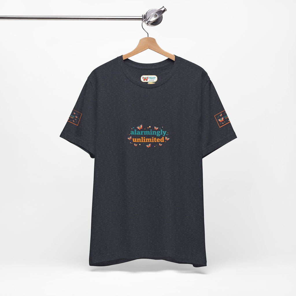 T-shirt Alarmingy Unlimited — Maglietta Grafica con Farfalla e Bruco Stravaganti