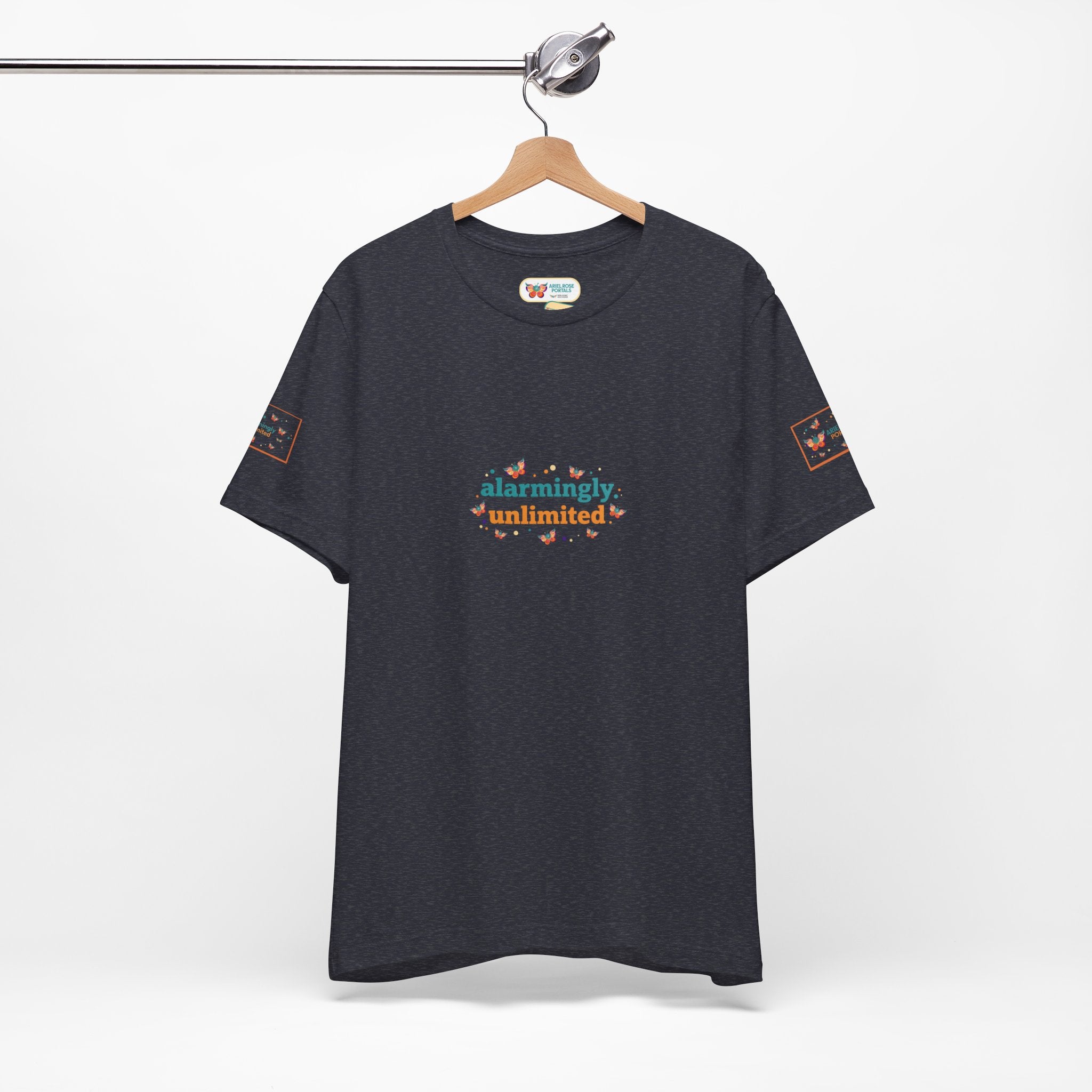 T-shirt Alarmingy Unlimited — Maglietta Grafica con Farfalla e Bruco Stravaganti