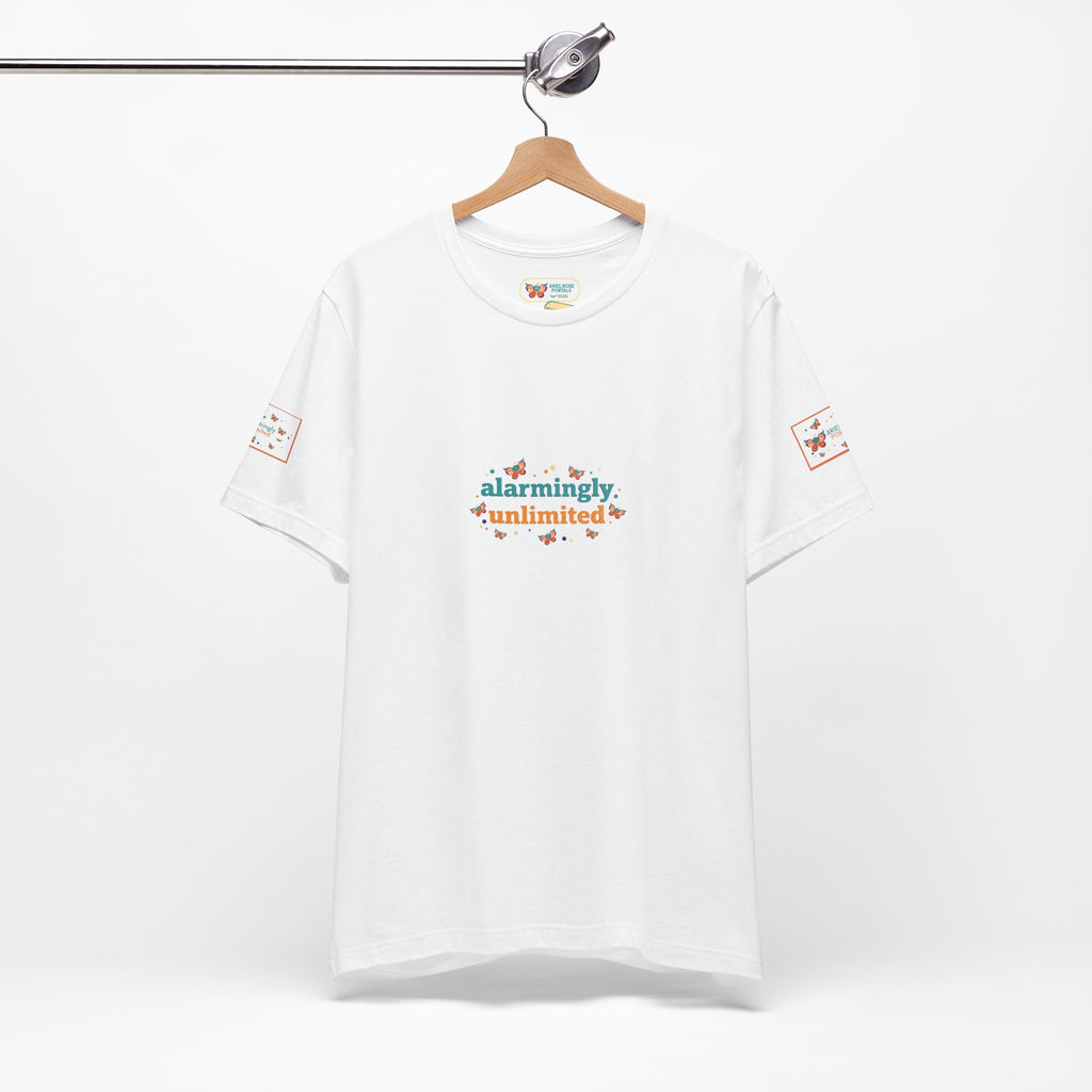 T-shirt Alarmingy Unlimited — Maglietta Grafica con Farfalla e Bruco Stravaganti