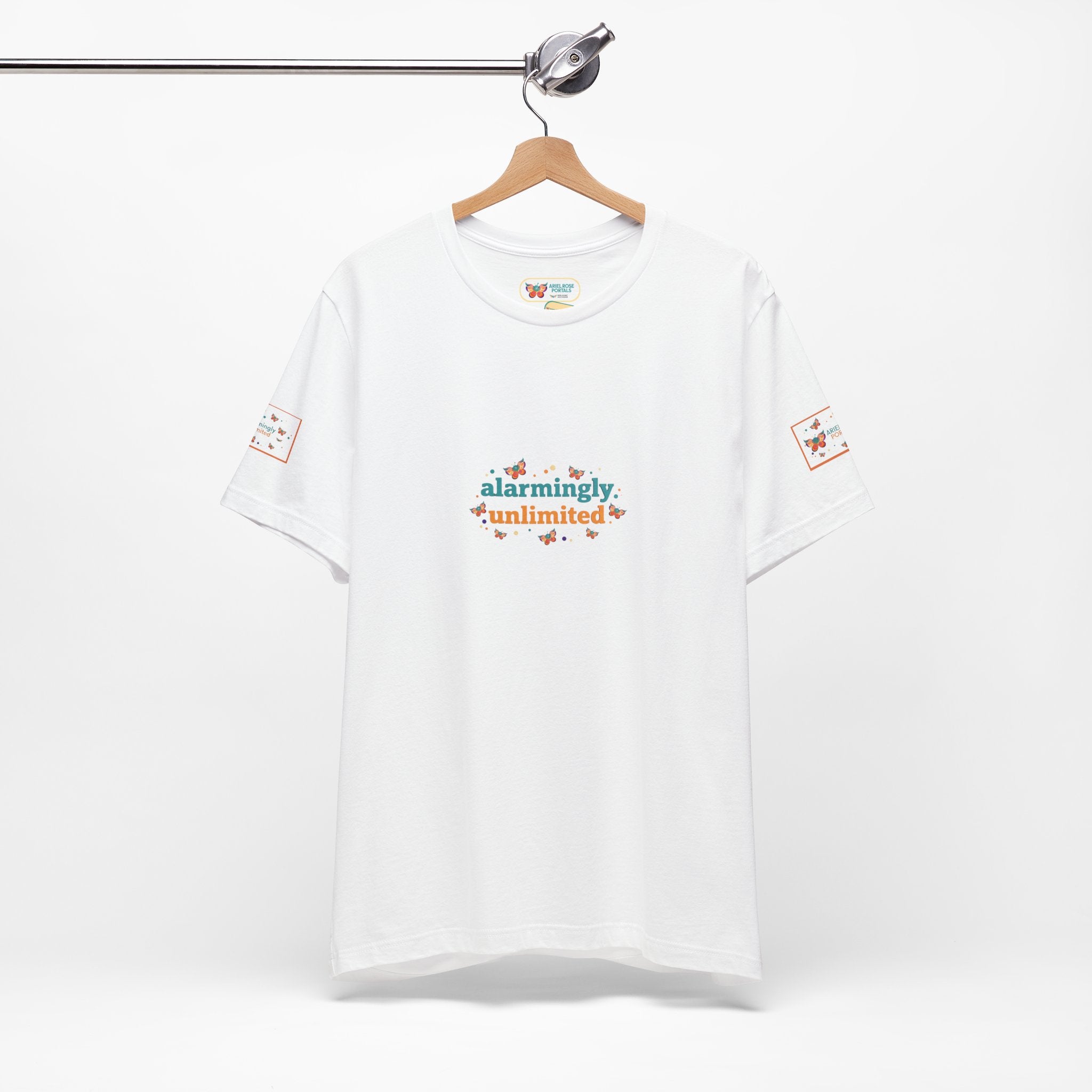 T-shirt Alarmingy Unlimited — Maglietta Grafica con Farfalla e Bruco Stravaganti