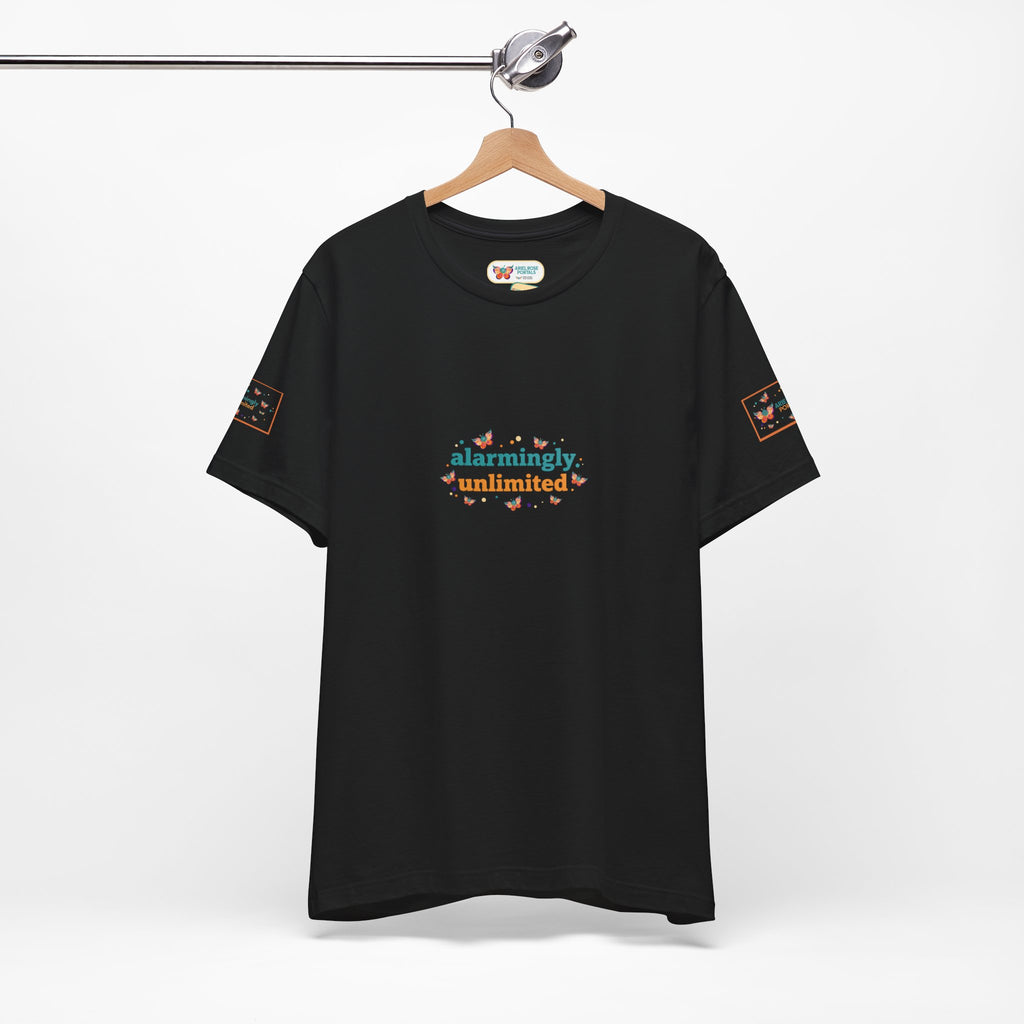 T-shirt Alarmingy Unlimited — Maglietta Grafica con Farfalla e Bruco Stravaganti