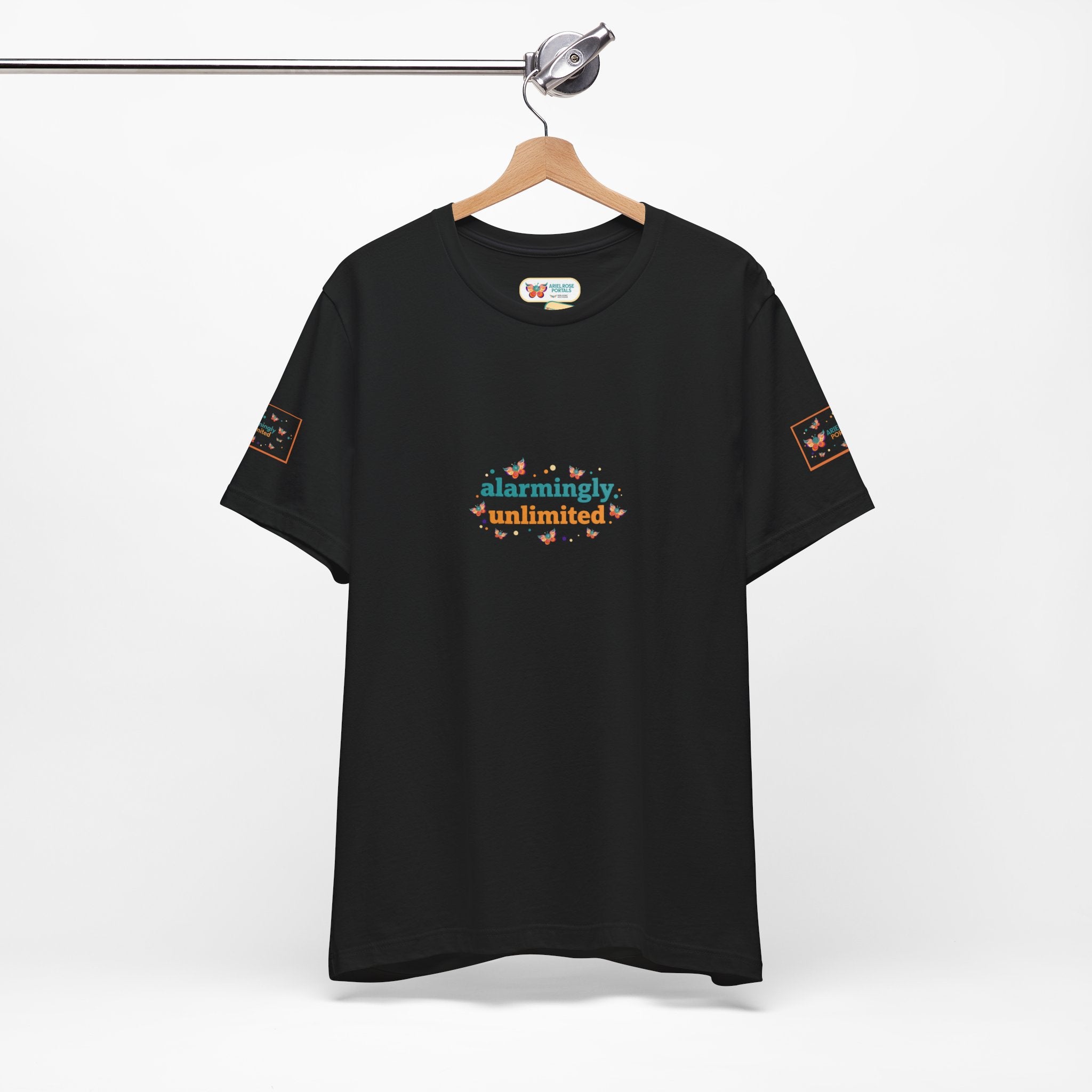 T-shirt Alarmingy Unlimited — Maglietta Grafica con Farfalla e Bruco Stravaganti