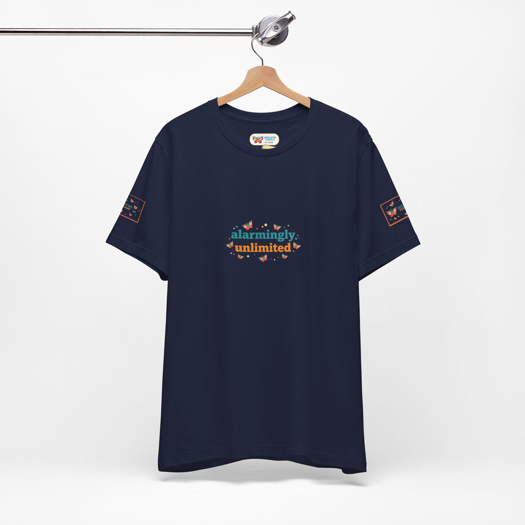 T-shirt Alarmingy Unlimited — Maglietta Grafica con Farfalla e Bruco Stravaganti