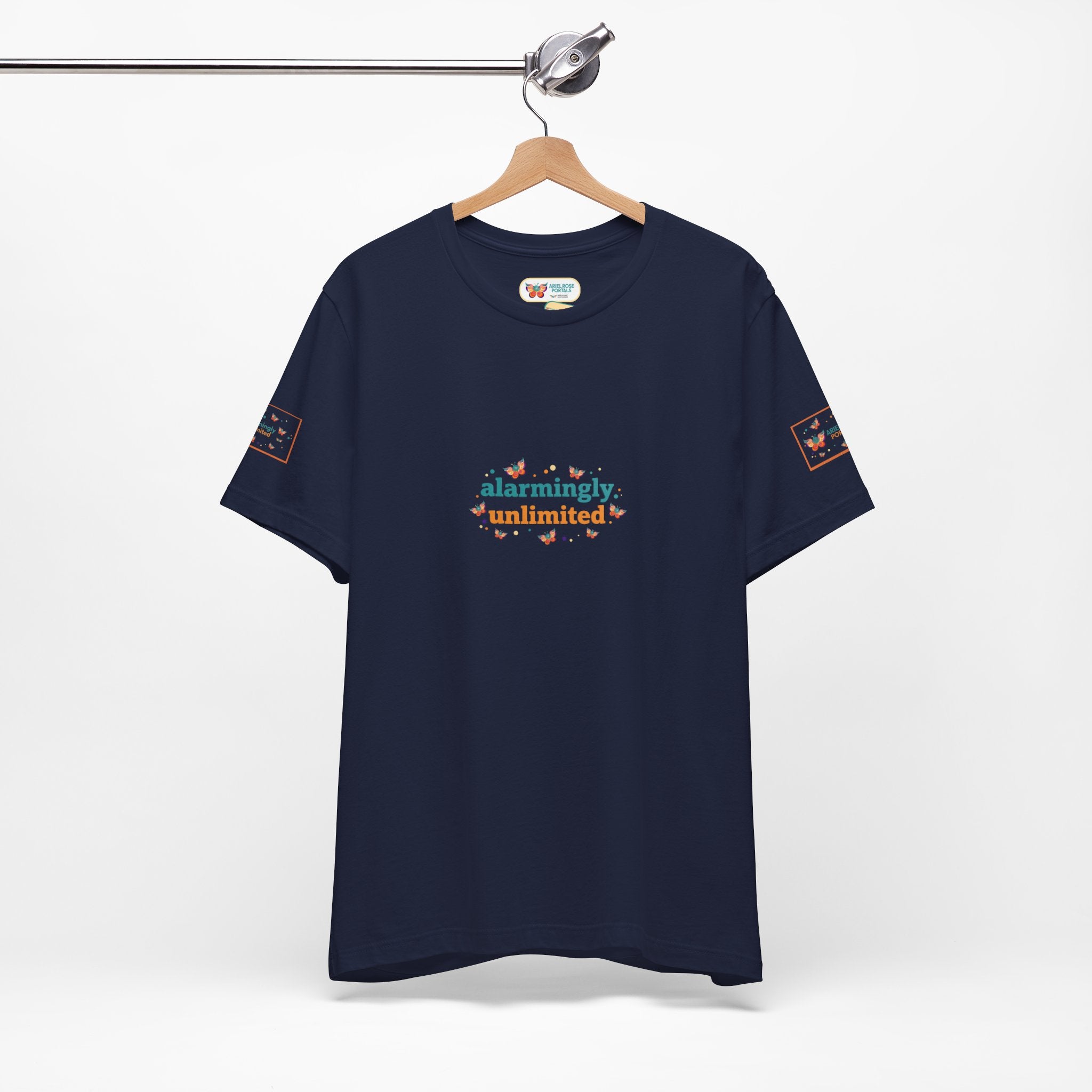 T-shirt Alarmingy Unlimited — Maglietta Grafica con Farfalla e Bruco Stravaganti