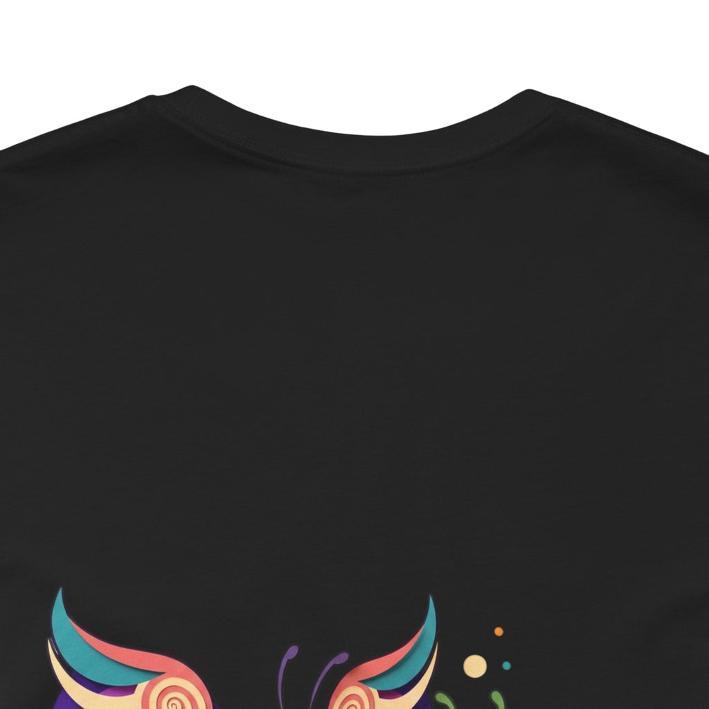 T-shirt Alarmingy Unlimited — Maglietta Grafica con Farfalla e Bruco Stravaganti
