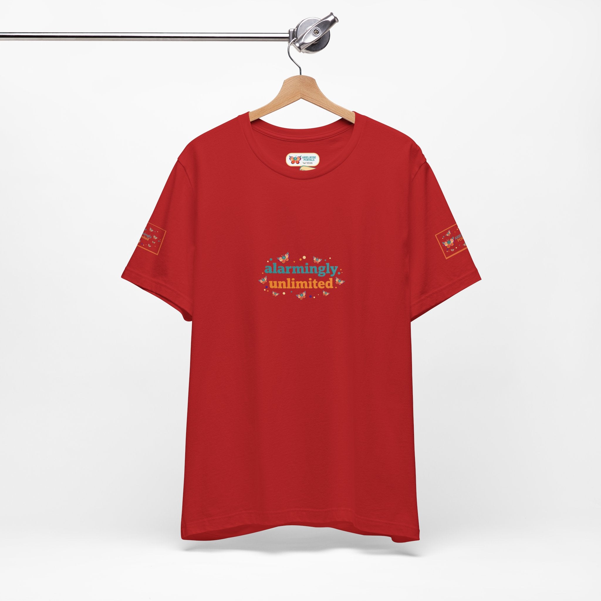 T-shirt Alarmingy Unlimited — Maglietta Grafica con Farfalla e Bruco Stravaganti