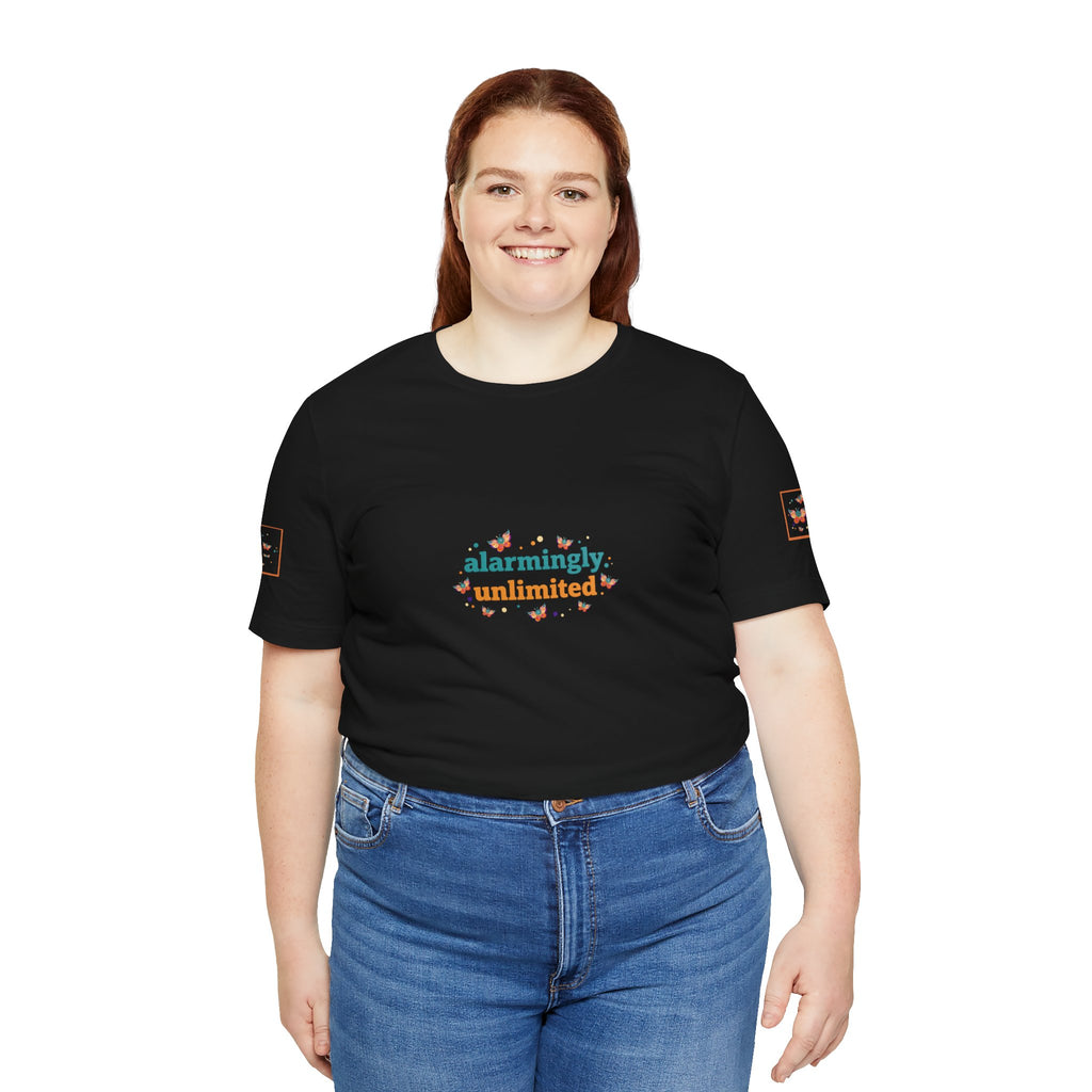 T-shirt Alarmingy Unlimited — Maglietta Grafica con Farfalla e Bruco Stravaganti