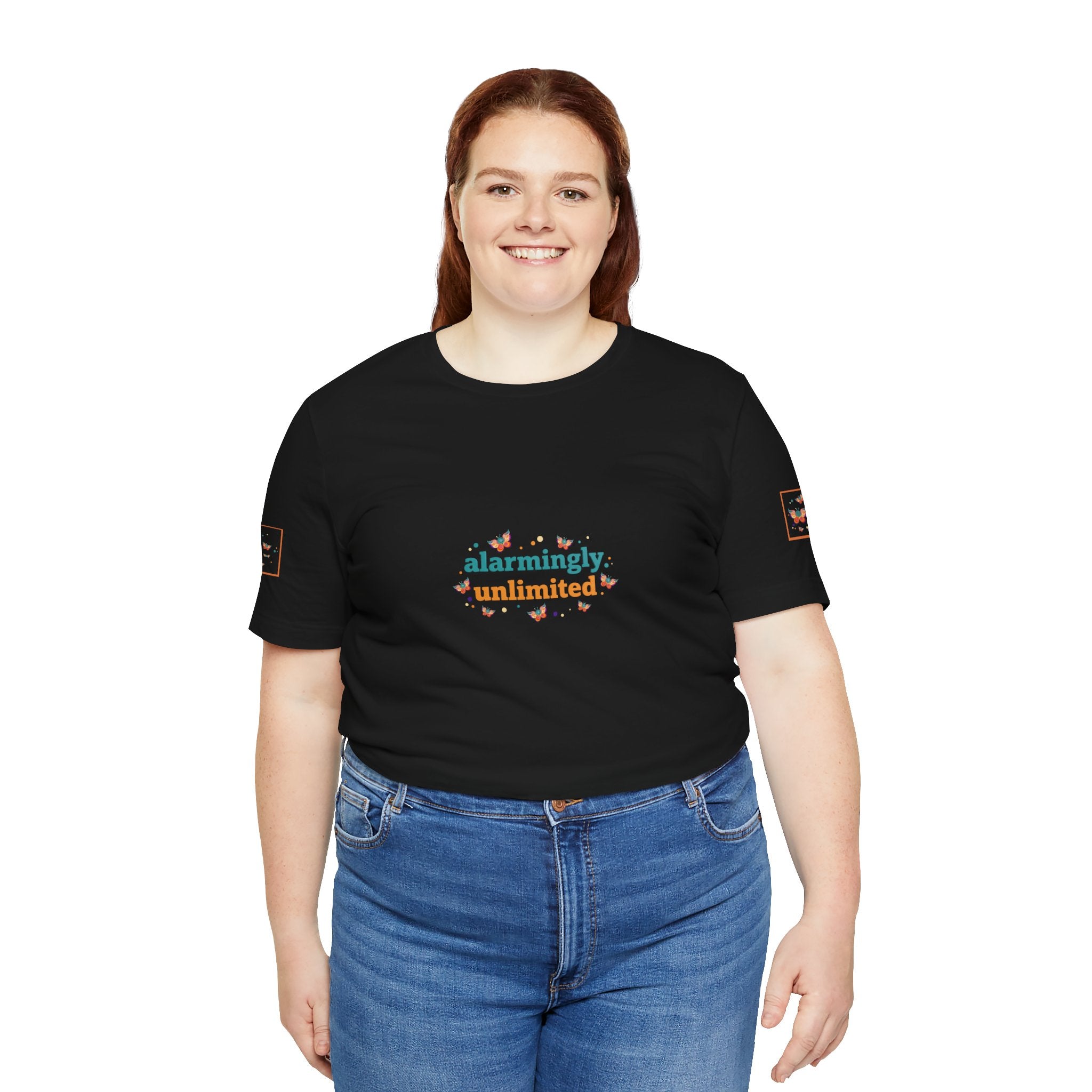 T-shirt Alarmingy Unlimited — Maglietta Grafica con Farfalla e Bruco Stravaganti