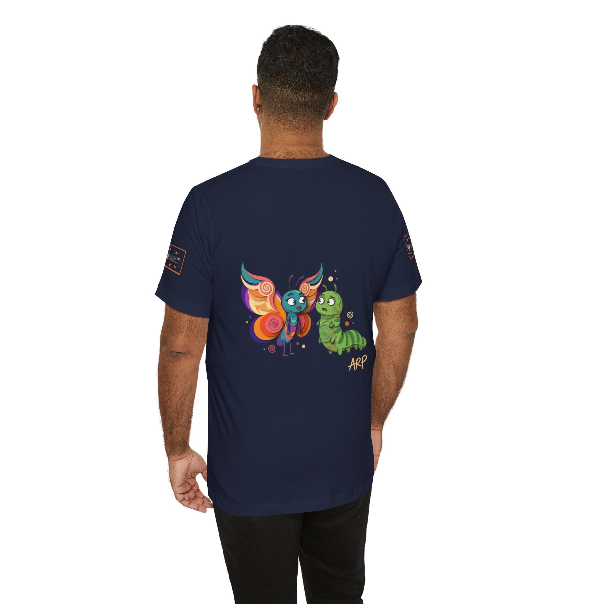 T-shirt Alarmingy Unlimited — Maglietta Grafica con Farfalla e Bruco Stravaganti