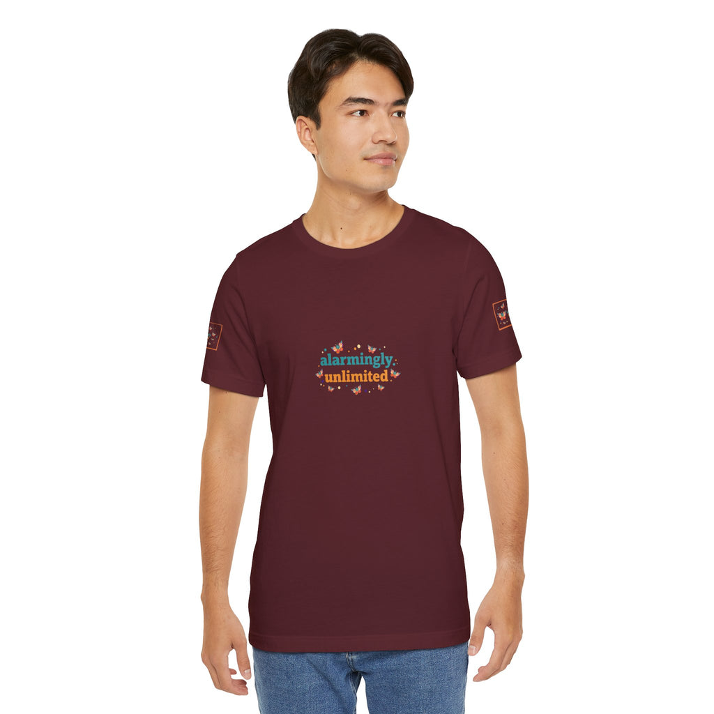 T-shirt Alarmingy Unlimited — Maglietta Grafica con Farfalla e Bruco Stravaganti