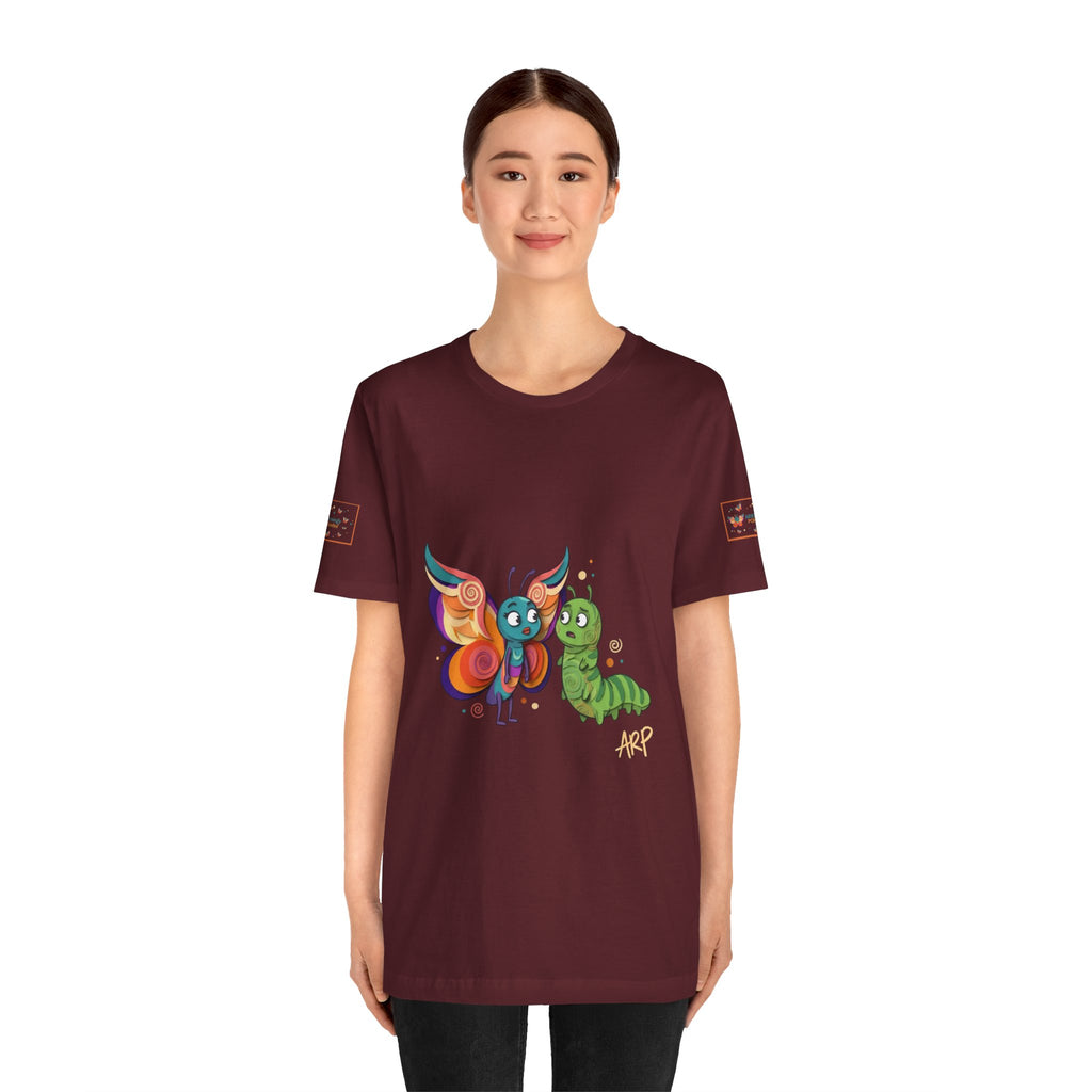 Allarmante T-Shirt Unlimited Tee Flip Variant — Maglietta Grafica Stravagante Farfalla e Bruco