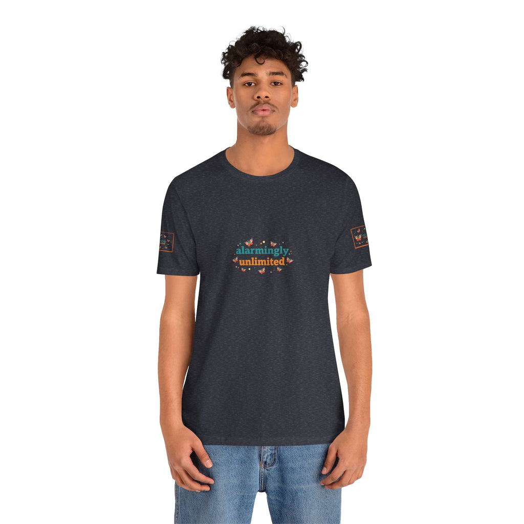 T-shirt Alarmingy Unlimited — Maglietta Grafica con Farfalla e Bruco Stravaganti
