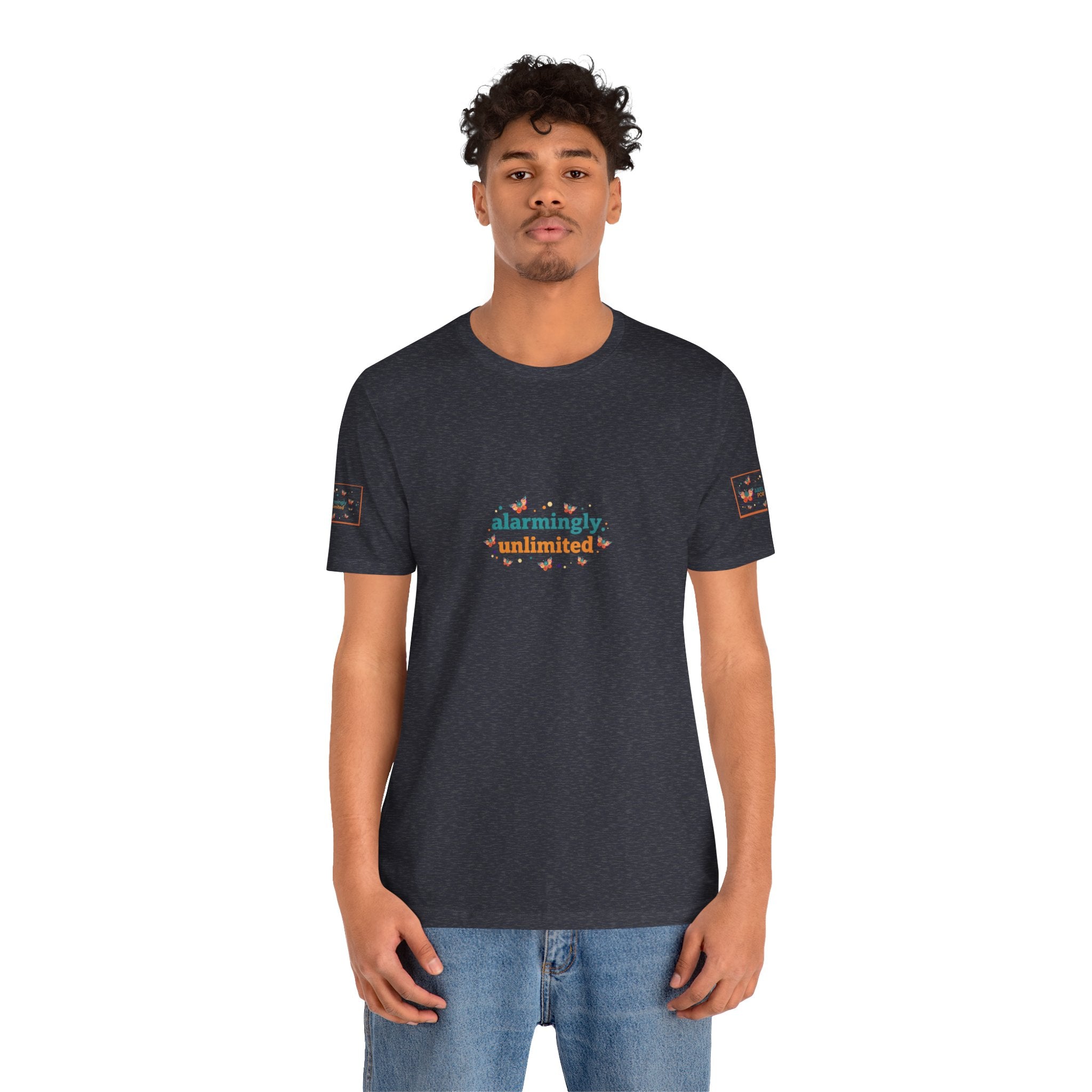 T-shirt Alarmingy Unlimited — Maglietta Grafica con Farfalla e Bruco Stravaganti