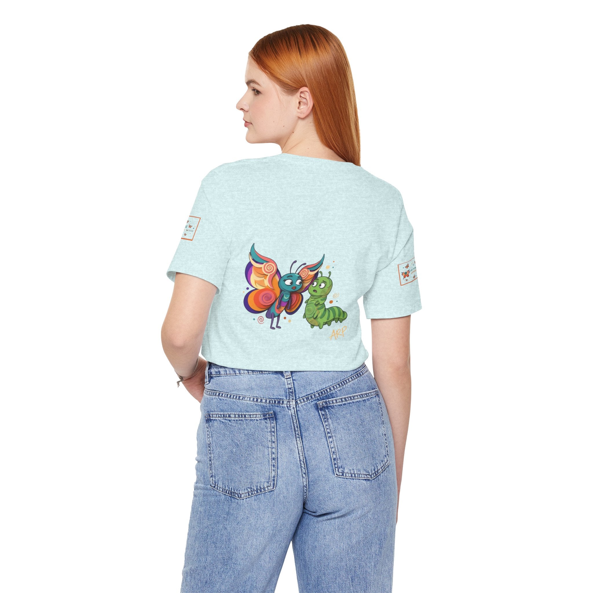 T-shirt Alarmingy Unlimited — Maglietta Grafica con Farfalla e Bruco Stravaganti