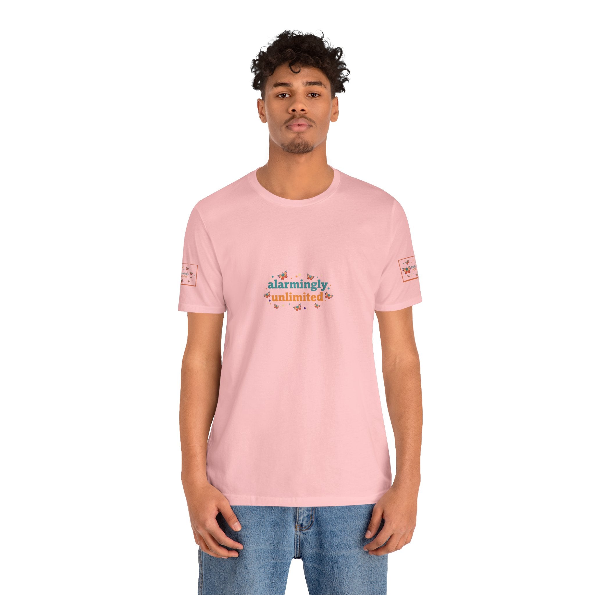 T-shirt Alarmingy Unlimited — Maglietta Grafica con Farfalla e Bruco Stravaganti