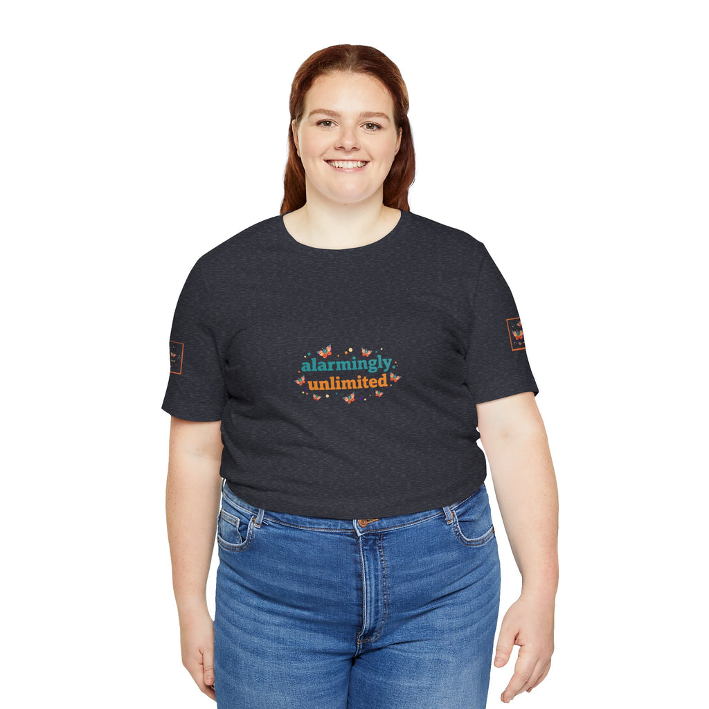 T-shirt Alarmingy Unlimited — Maglietta Grafica con Farfalla e Bruco Stravaganti