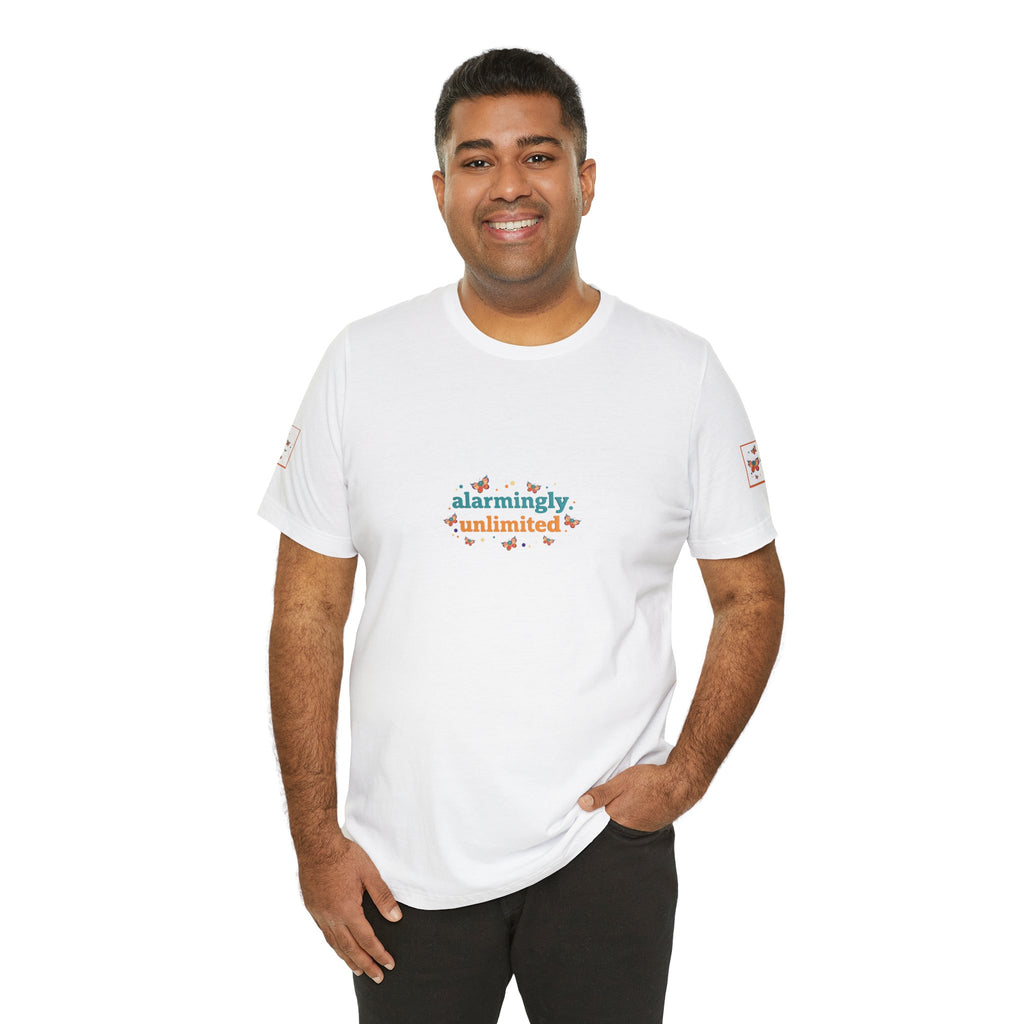 T-shirt Alarmingy Unlimited — Maglietta Grafica con Farfalla e Bruco Stravaganti