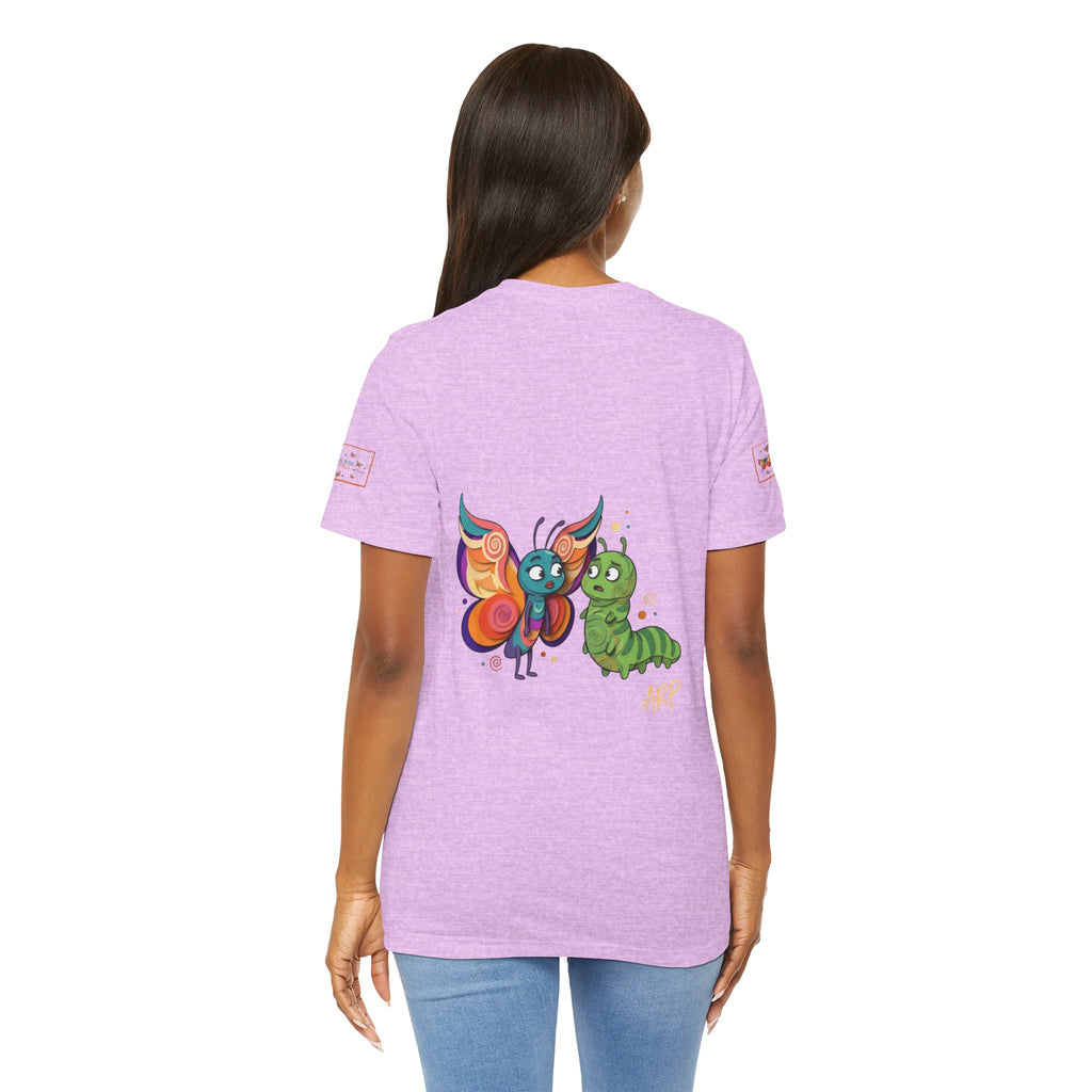 T-shirt Alarmingy Unlimited — Maglietta Grafica con Farfalla e Bruco Stravaganti