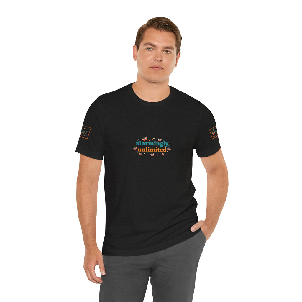 T-shirt Alarmingy Unlimited — Maglietta Grafica con Farfalla e Bruco Stravaganti