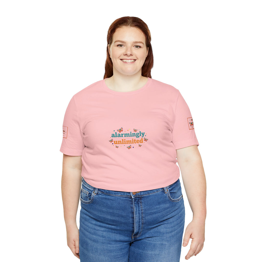 T-shirt Alarmingy Unlimited — Maglietta Grafica con Farfalla e Bruco Stravaganti