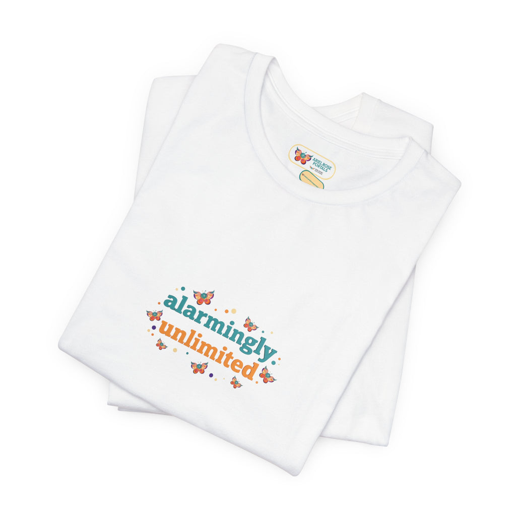 T-shirt Alarmingy Unlimited — Maglietta Grafica con Farfalla e Bruco Stravaganti