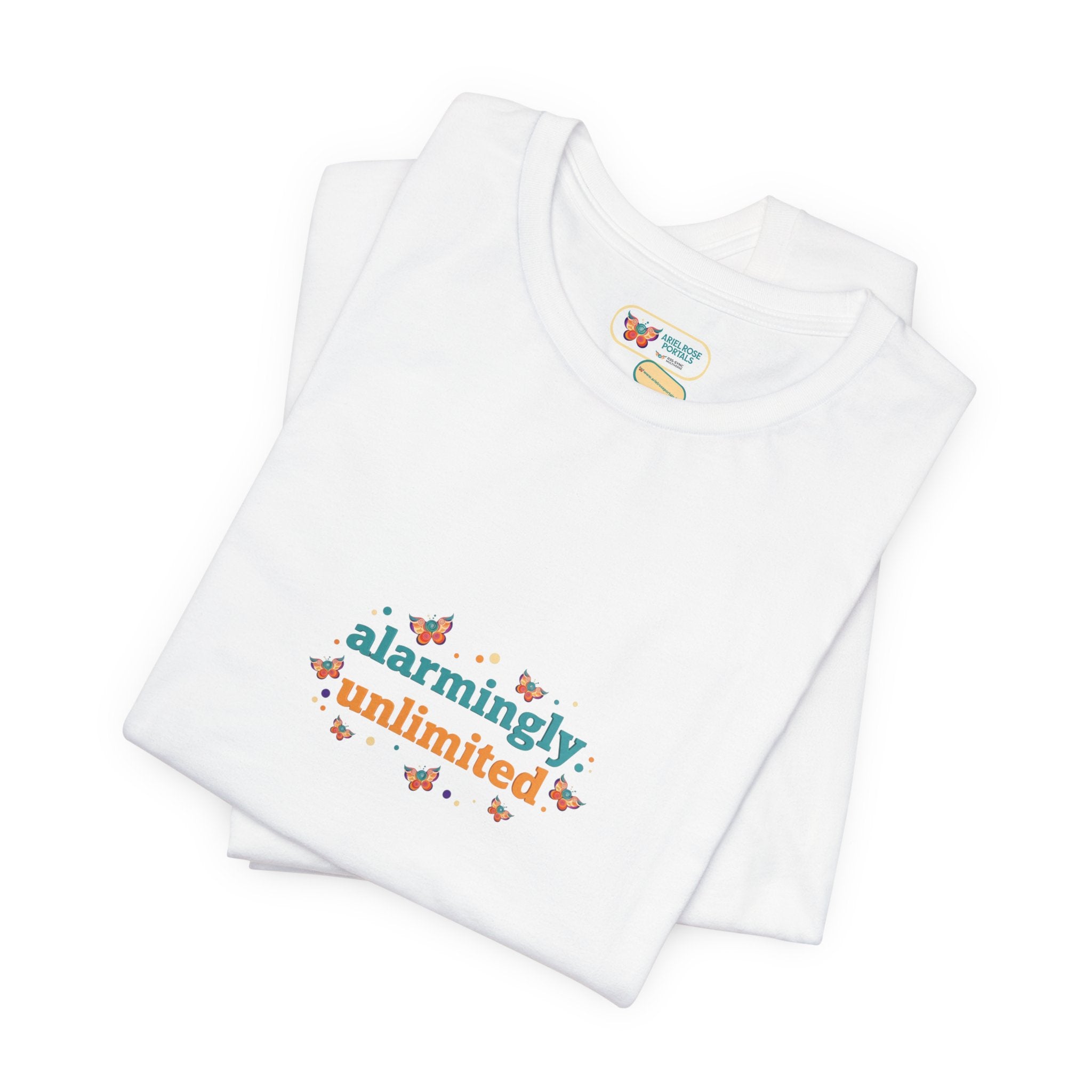 T-shirt Alarmingy Unlimited — Maglietta Grafica con Farfalla e Bruco Stravaganti