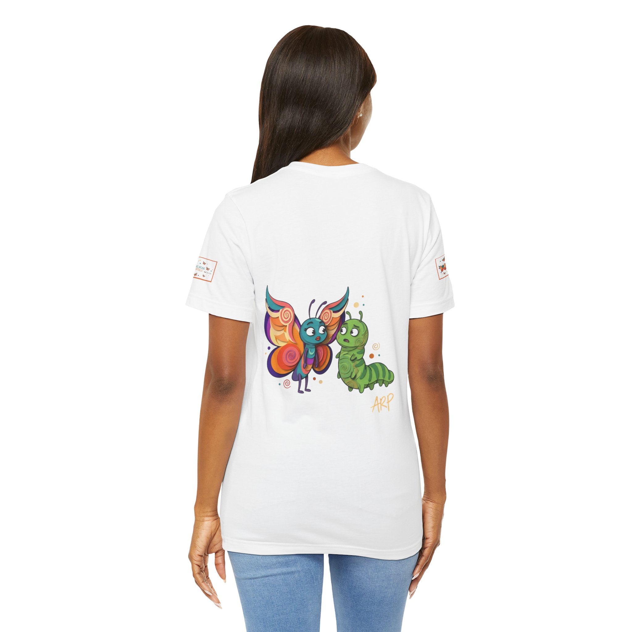 T-shirt Alarmingy Unlimited — Maglietta Grafica con Farfalla e Bruco Stravaganti