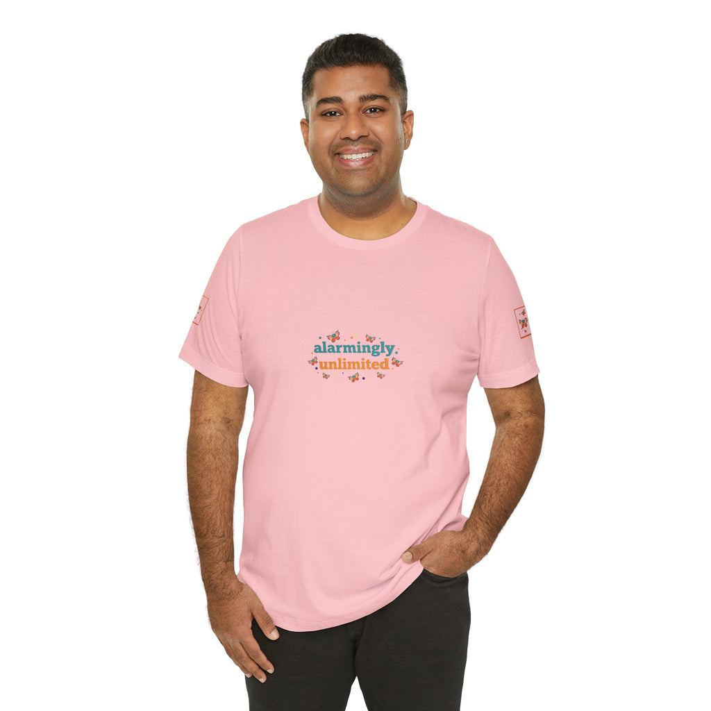 T-shirt Alarmingy Unlimited — Maglietta Grafica con Farfalla e Bruco Stravaganti