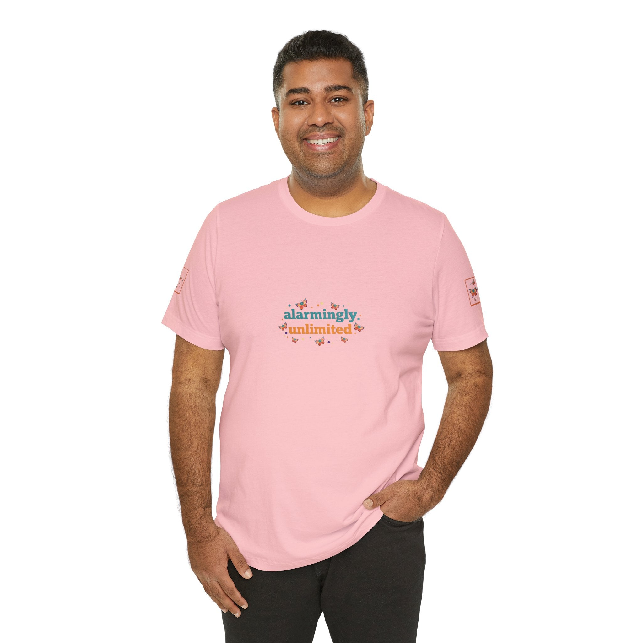 T-shirt Alarmingy Unlimited — Maglietta Grafica con Farfalla e Bruco Stravaganti