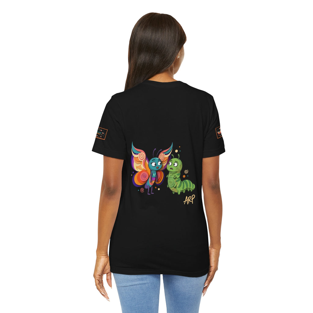 T-shirt Alarmingy Unlimited — Maglietta Grafica con Farfalla e Bruco Stravaganti