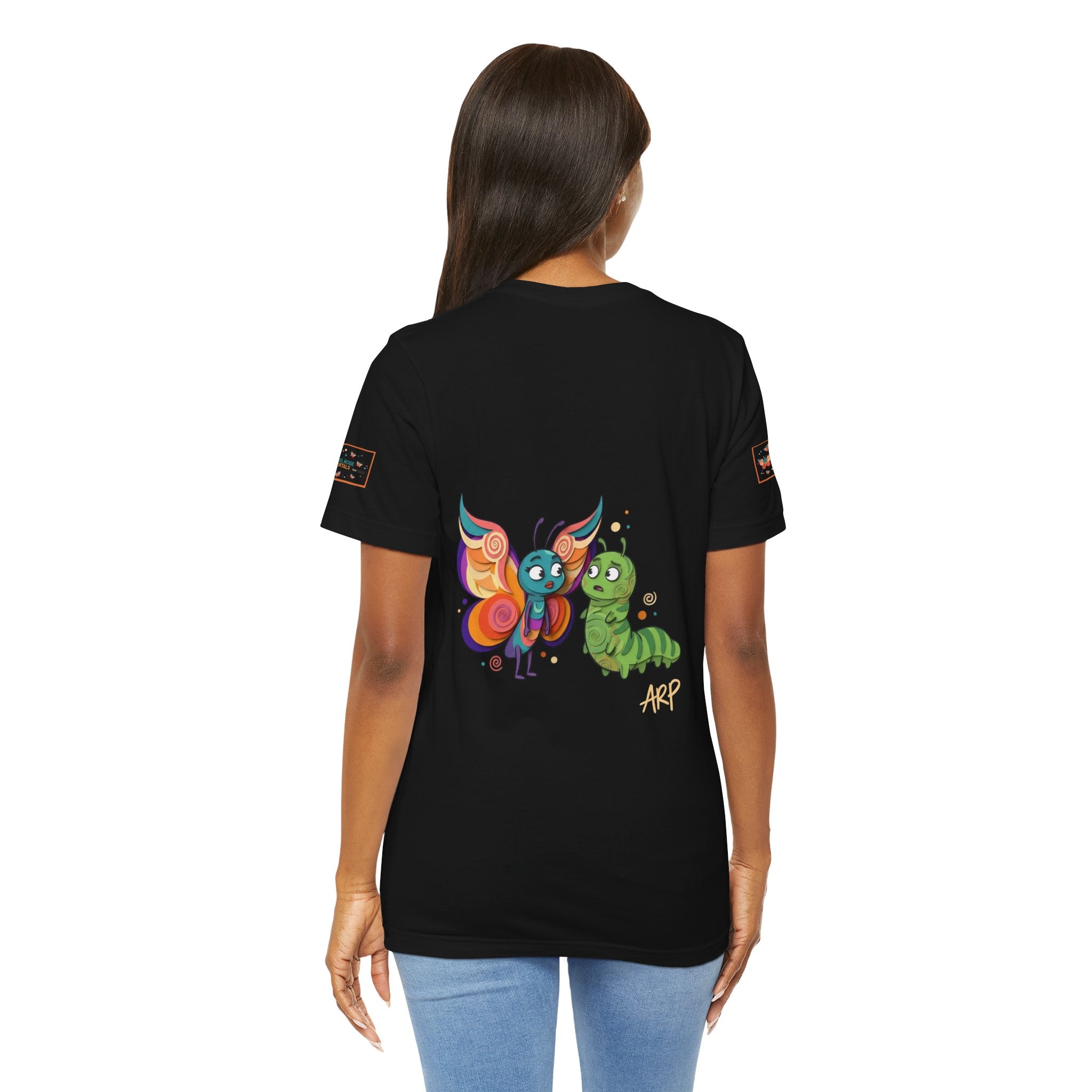 T-shirt Alarmingy Unlimited — Maglietta Grafica con Farfalla e Bruco Stravaganti