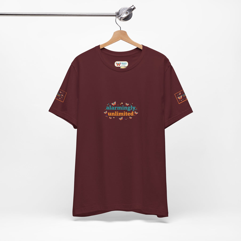 T-shirt Alarmingy Unlimited — Maglietta Grafica con Farfalla e Bruco Stravaganti