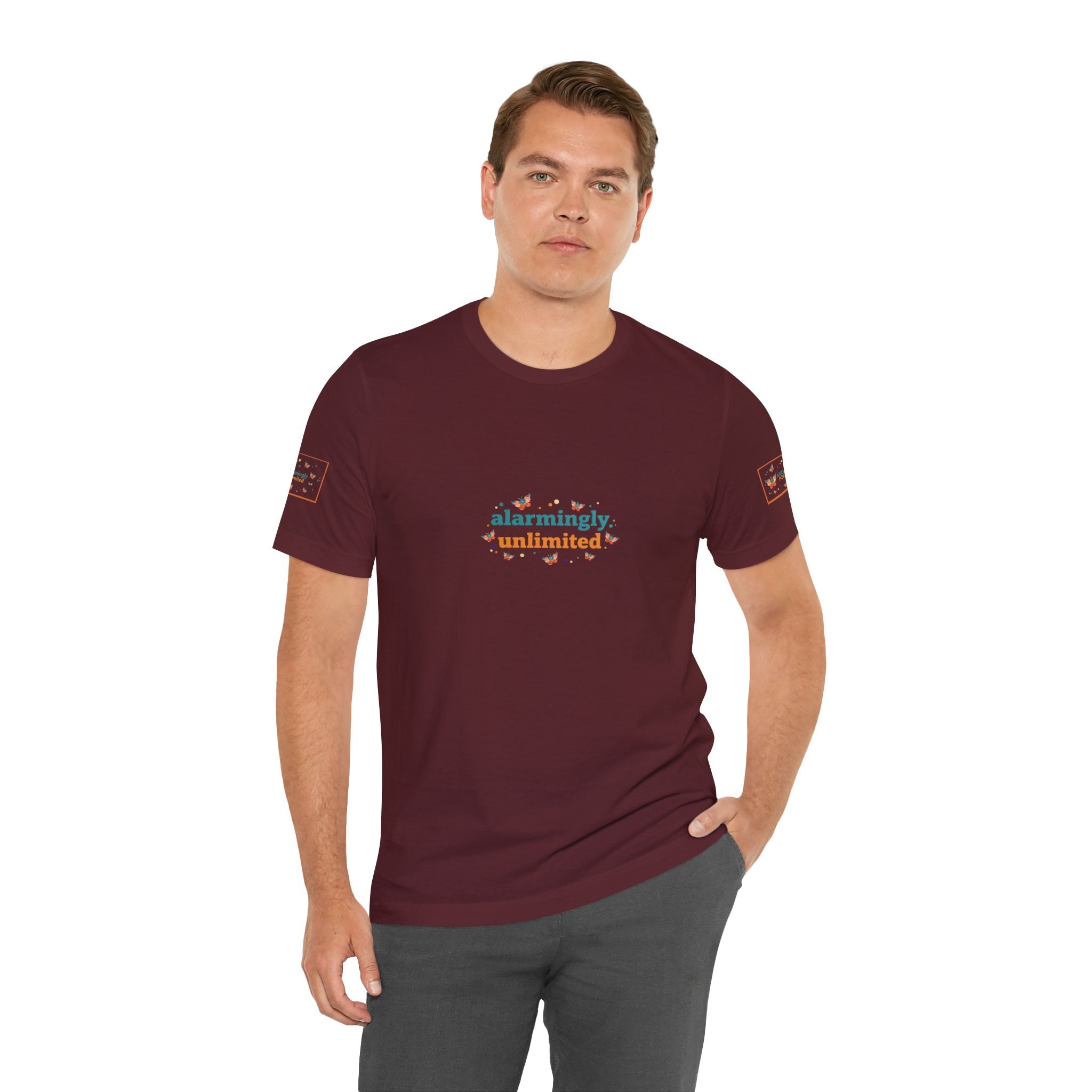 T-shirt Alarmingy Unlimited — Maglietta Grafica con Farfalla e Bruco Stravaganti