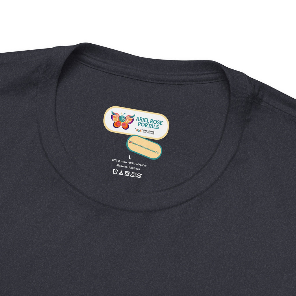 T-shirt Alarmingy Unlimited — Maglietta Grafica con Farfalla e Bruco Stravaganti