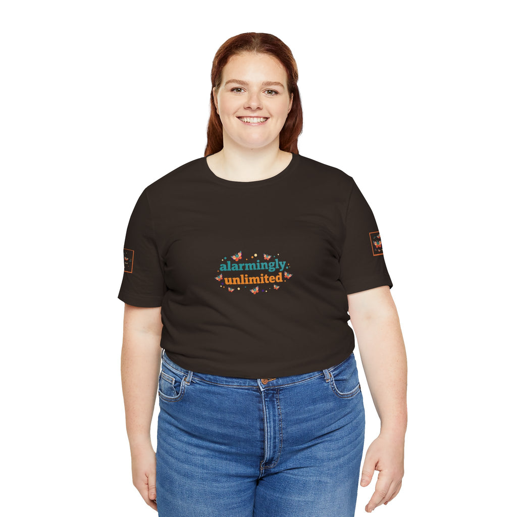 T-shirt Alarmingy Unlimited — Maglietta Grafica con Farfalla e Bruco Stravaganti