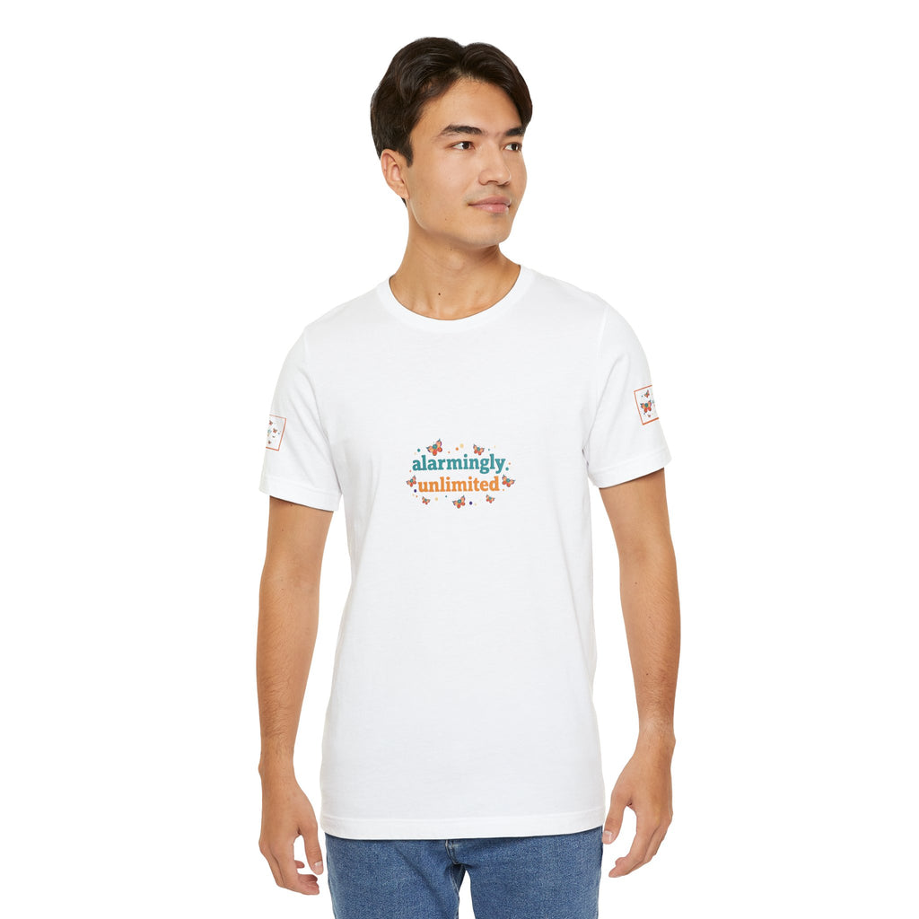 T-shirt Alarmingy Unlimited — Maglietta Grafica con Farfalla e Bruco Stravaganti