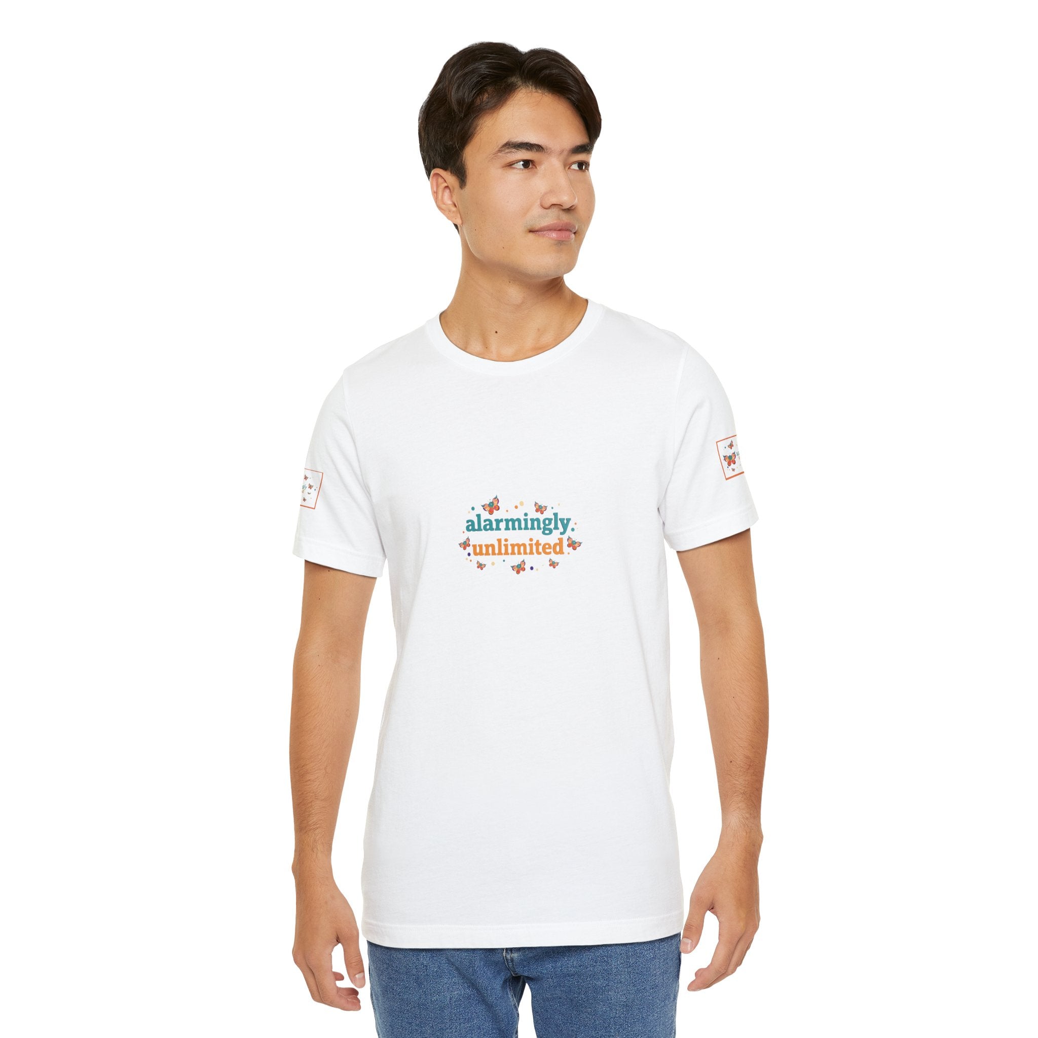 T-shirt Alarmingy Unlimited — Maglietta Grafica con Farfalla e Bruco Stravaganti