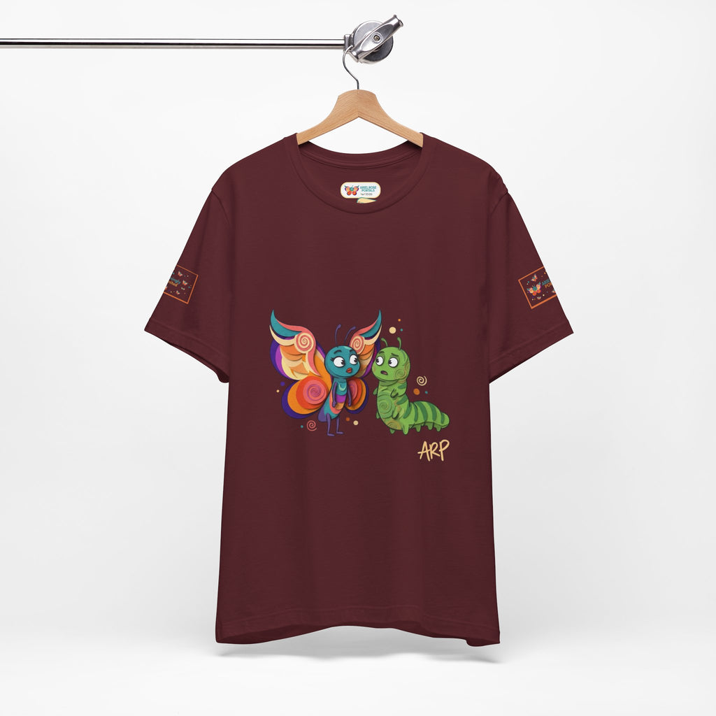 Allarmante T-Shirt Unlimited Tee Flip Variant — Maglietta Grafica Stravagante Farfalla e Bruco
