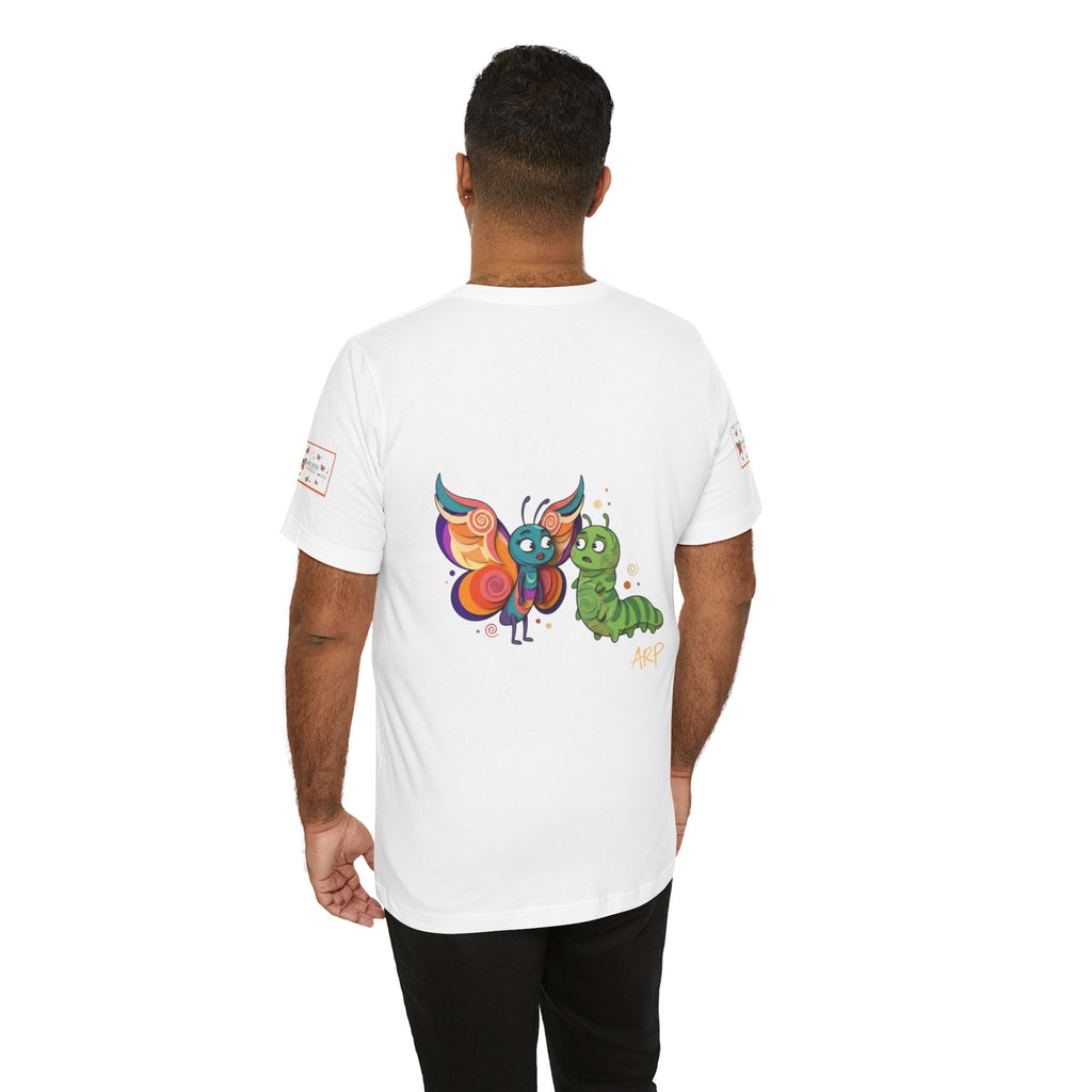 T-shirt Alarmingy Unlimited — Maglietta Grafica con Farfalla e Bruco Stravaganti